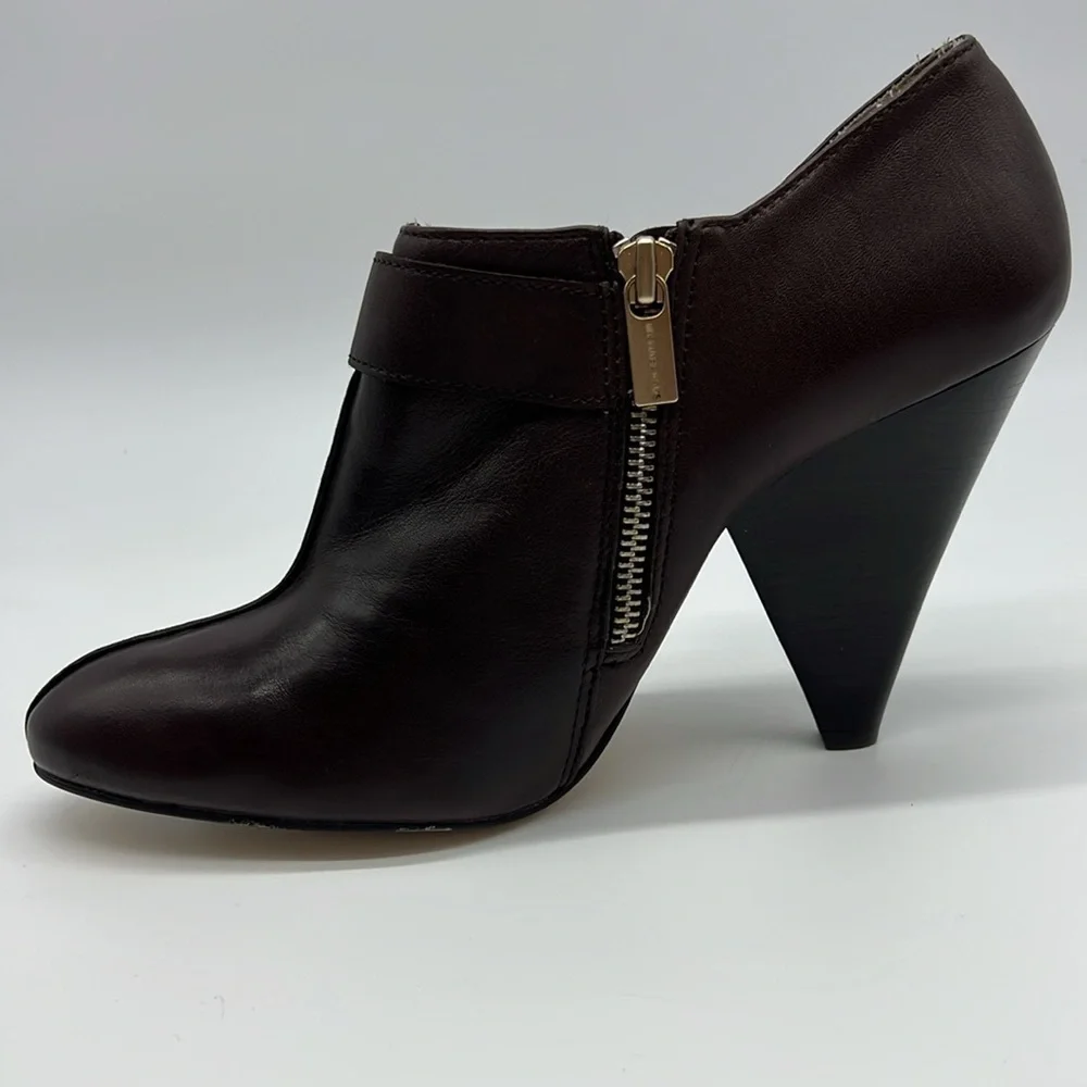 MICHAEL Michael Kors Women US 9 Brown Leather Heeled ankle booties Gold Buckle